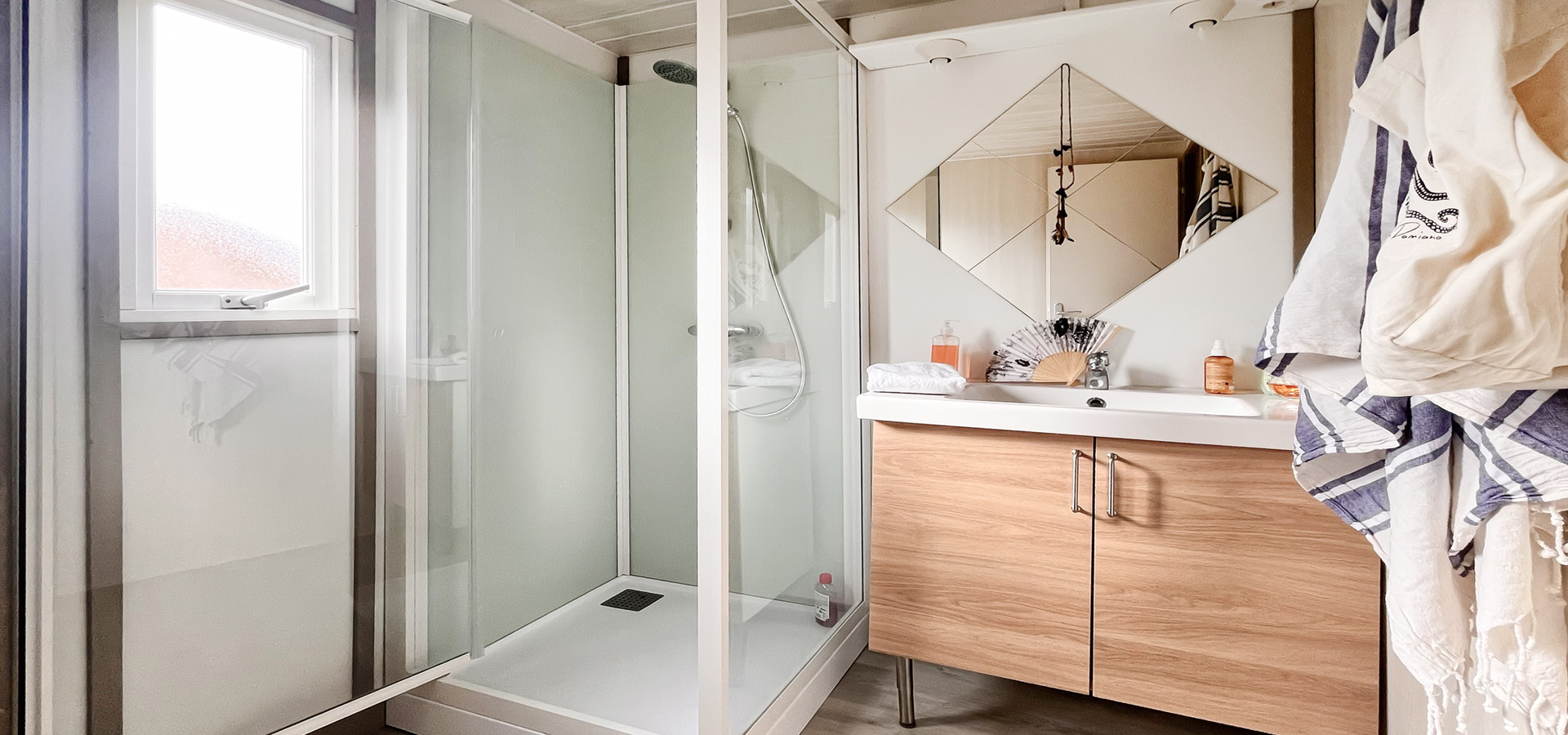 Camping kevano bungalow 3 chambres vue mer salle de bain
